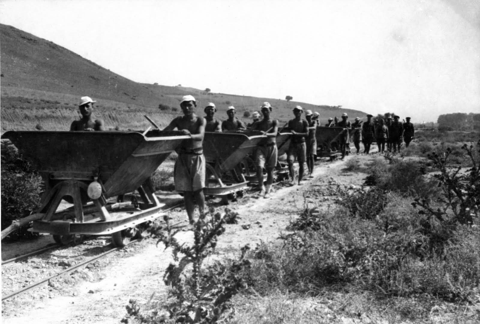 Nashi stroiteli v uchastaka Gjueshevo-Kumanovo 1943 g..jpg
